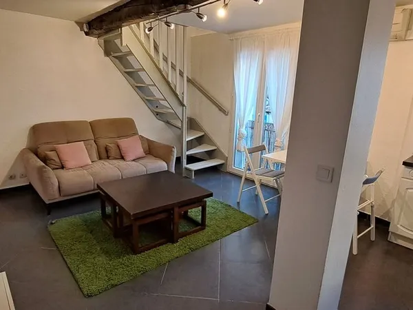 Grand T2 duplex meublé et climatisé 