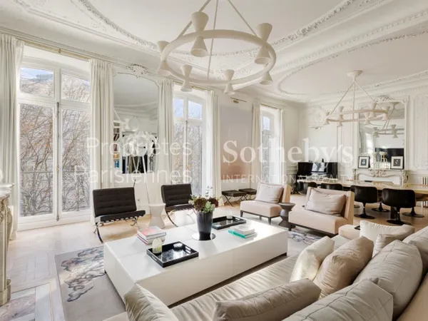 Un appartement d'exception rénové donnant sur le Grand Palais 