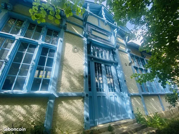 Local 187 m² Tours 