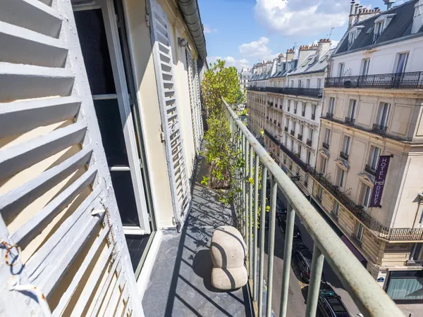 Elégance et Sobriété, 5 pièces avec balcon filant 