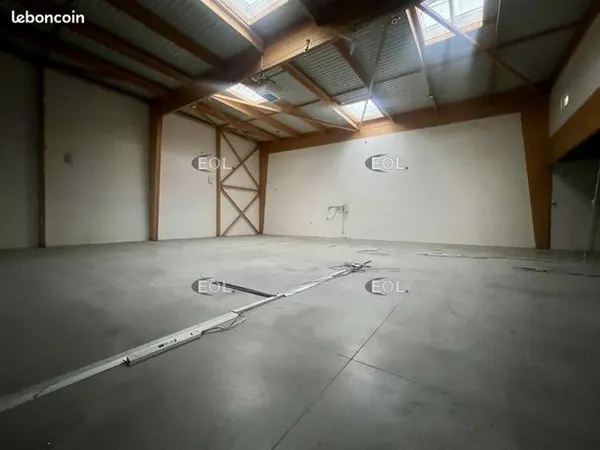 Local d'activité 851 m² 