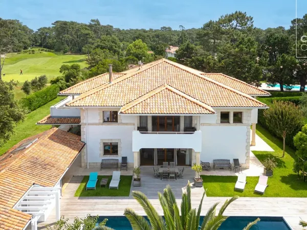 ANGLET CHIBERTA PROPRIETE UNIQUE SUR LE GOLF 
