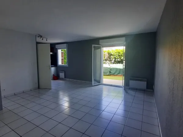A LOUER - PORTET SUR GARONNE - Appartement T2 d'une surface de 45.14 m² avec jardinet et place de 