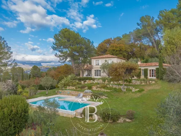 MOUGINS - VILLA AU CALME VUE PANORAMIQUE 