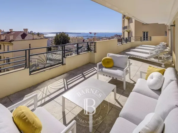 CANNES SUQUET - VUE MER - TERRASSE - 5 PIECES 