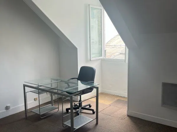 Petit bureau à louer 75010 proche Gare du Nord 