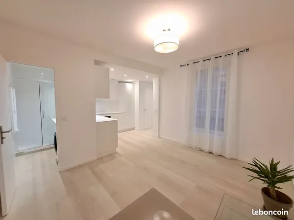MAGNIFIQUE 2 PIECE REFAIT A NEUF, SPACIEUX , CALME , LUMINEUX, 8 MIN à pied ETOILE 