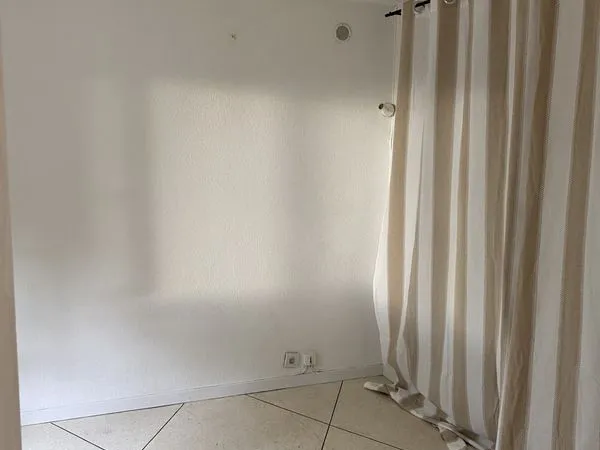 Ste maxime loue à l'année T1 30 M2 + terrasse et Jardin 