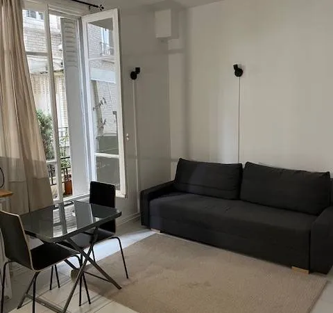 Vends Paris 20e, proche place Gambetta / rue Stendhal, studio 17m² très calme et lumineux 