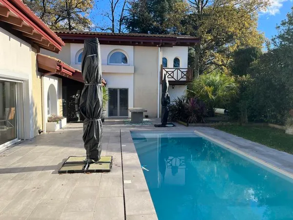 Maison 7 pièces 216 m² 