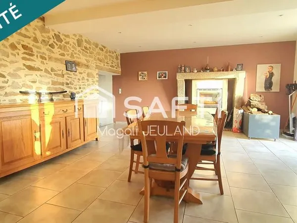 MAISON EN PIERRE , rénovée , très belle pièce de vie , panneaux solaires . 