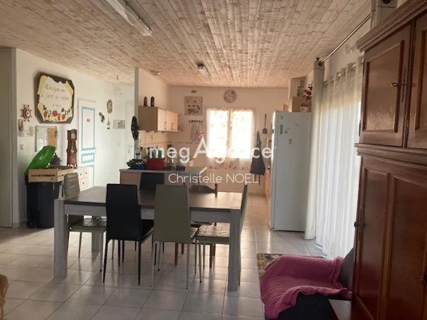 Maison de plain pied à la campagne , proche des commodités . 