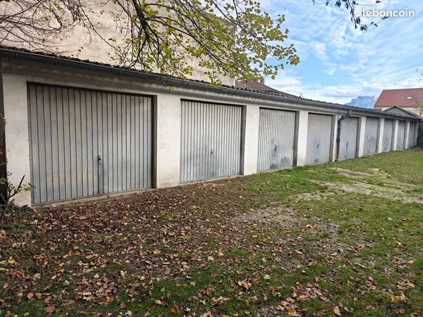 Garage fermé sécurisé environ 15 m² - Plain pied - Terrain fermé 