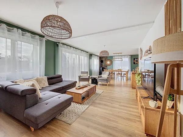 Charmante maison rénovée avec goût , plus de 200 m² habitables, volumes généreux ! 