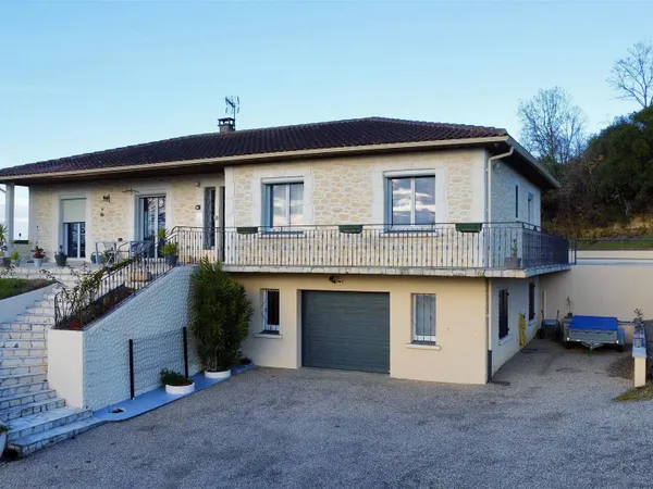 Maison spacieuse à Vic-Fezensac avec vue imprenable 
