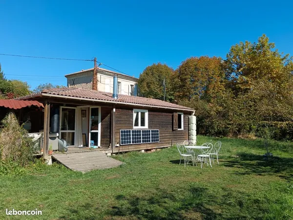 Maison en bois sur terrain arboré 
