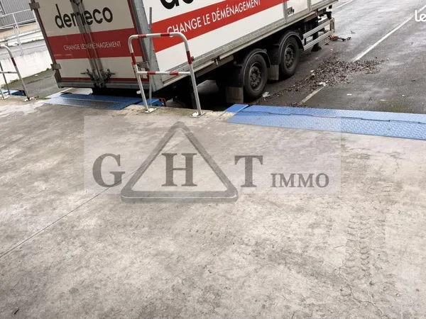 Local industriel 2 200 m² 