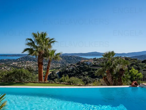 Villa néo-provençale avec vue sur le Golfe de Saint-Tropez 