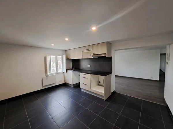 Grand appartement 3 chambres, centre ville Belin Beliet 