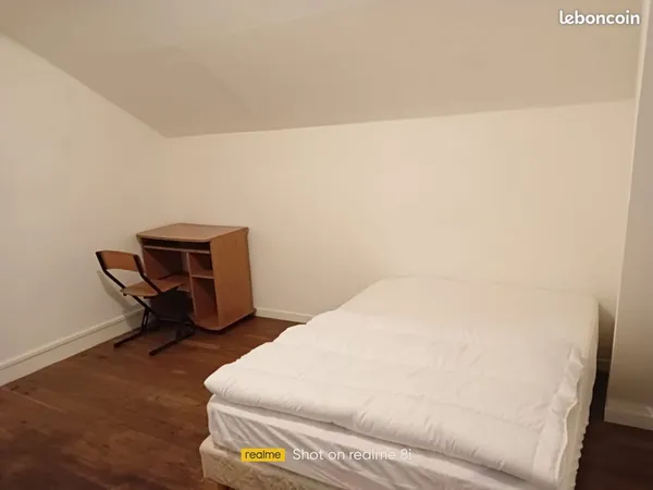 Chambre meublée en colocation 