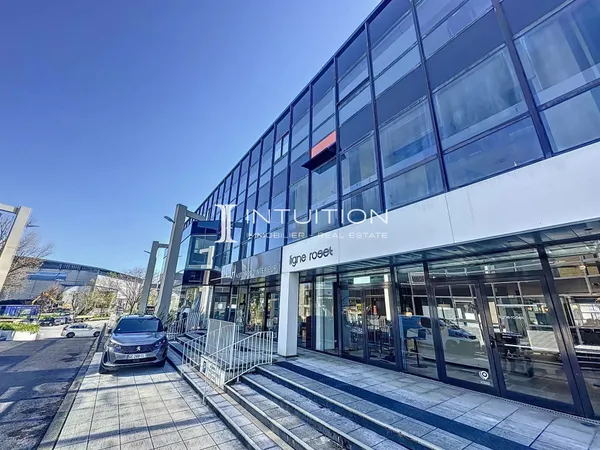 Cannes - ZI LES TOURRADES : Bureaux 2ème étage 1138 m² avec terrasse 