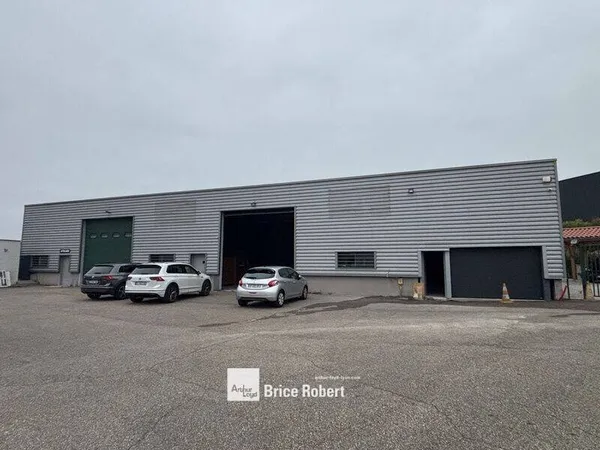 Local d'activité 645 m² 