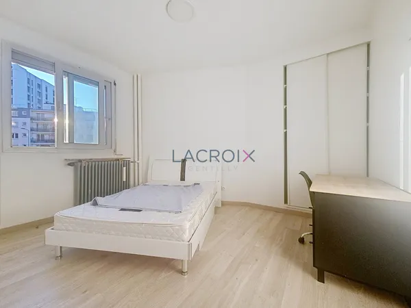 Studio avec cuisine séparée, proche Paris XIIIè. 
