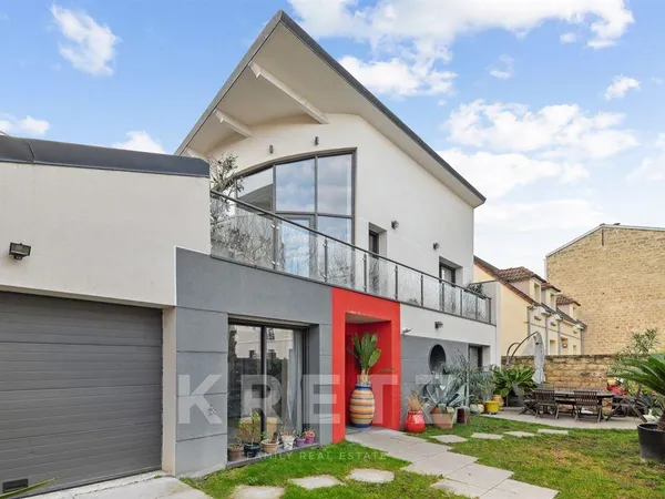 Maison contemporaine avec terrasses et patio 