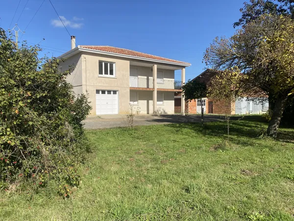 Maison avec terrain de 6278m2 et dépendances 