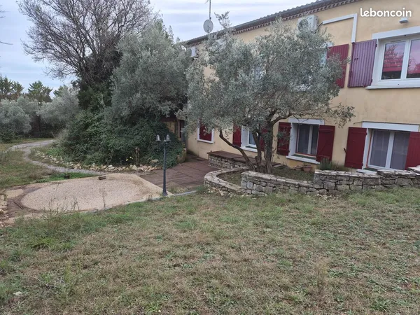Part Loue appartement 90 m2 dans Villa à Marguerittes 