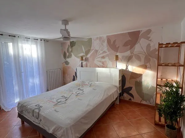 T2 rénové en bas de villa, lumineux, stationnement extérieur, petit jardin, quartier résidentiel 
