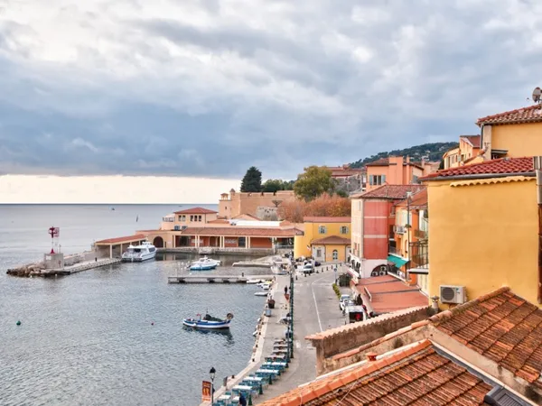 VILLEFRANCHE SUR MER - VIEILLE VILLE - APPARTEMENT 3 PIECES DE 48.79M² A VENDRE - RENOVE - PROCHE 