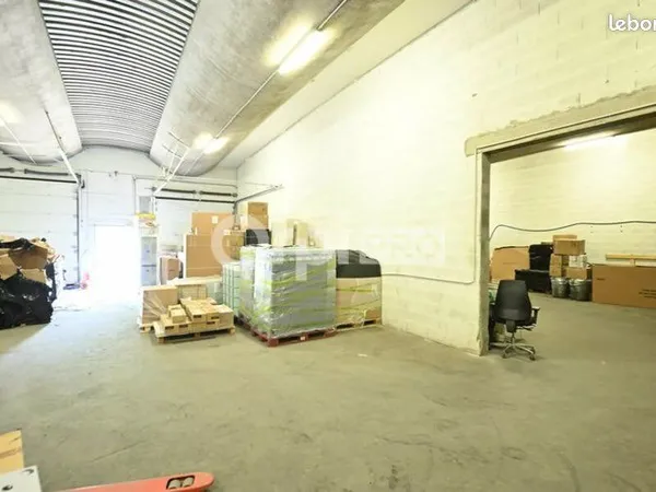 ENTREPÔT PROFESSIONNEL À SAINT-PRIEST - 205m2 - 1257 