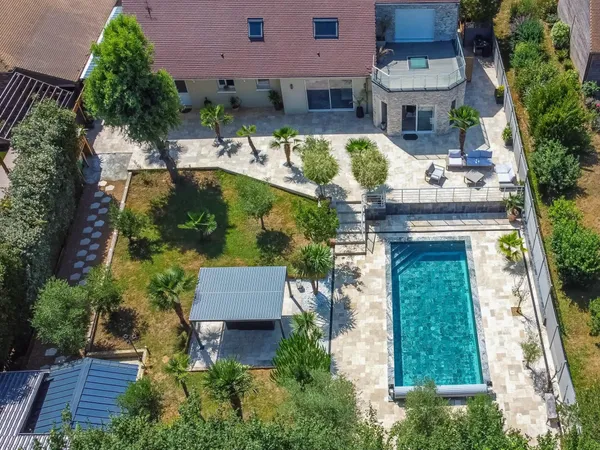 VILLA CONTEMPORAINE D'EXCEPTION 5 CHAMBRES AVEC PISCINE 