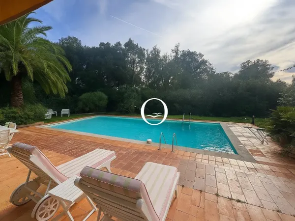 Maison à pied de la plage dans un environnement calme 