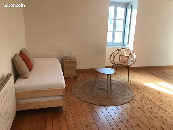 Grand studio meublé à louer 