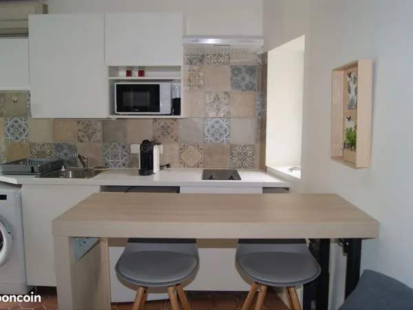Rare Beau et grand studio meublé avec grand jardin et terrasse plein centre du Luc 