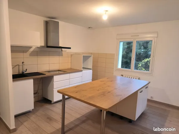 Loue Appartement 110 m² dans villa avec terrain 