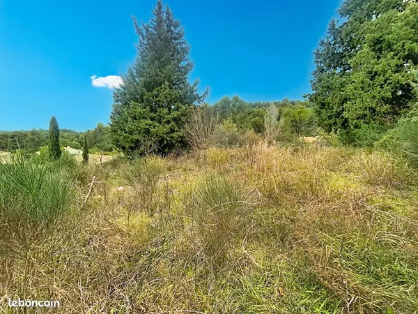 Terrain 600 m² MEYREUIL 
