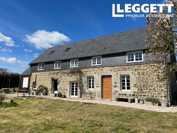 Une belle et grande maison en pierre située à proximité de la ville de Vire et de Saint-Sever, 