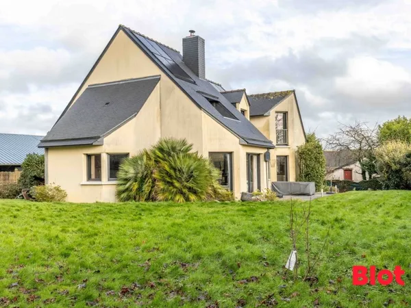 EXCLUSIVITE - MAISON 180 m2 sur un terrain de 1200 m2 en plein bourg de PLEUMELEUC 