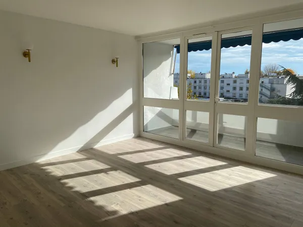 A louer, appartement 3 pièces avec balcon plein sud, entièrement rénové 