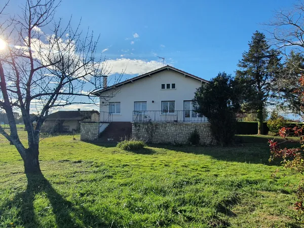 À Hagetmau, Maison d'habitation de 6 pièces 