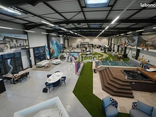 Local commercial 2400 m² 