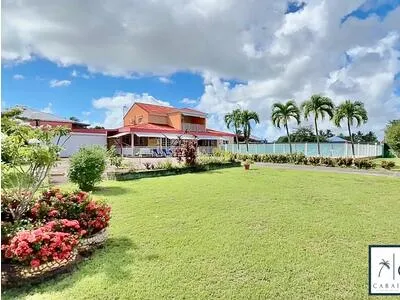 Vaste Propriété avec Dépendance, Jardin & Piscine à Sainte-Anne 