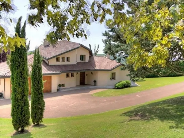 Maison 6 pièces 218 m² 
