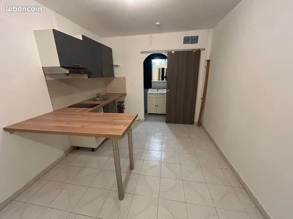 Loue studio 20m2 refait à neuf 
