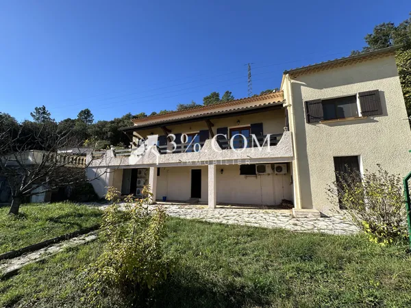 Maison 3 chambres, garage, sous sol et véranda avec piscine. 