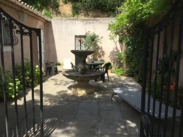 Chambre meublée donnant sur patio 