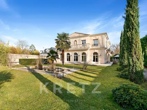 Le Vésinet - Maison familiale de 380 m² sur un terrain verdoyant de 2000 m² 